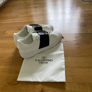 Valentino Garavani Opens vita - Säljer ett par vita Valentino opens då dom blev för små för mig, storlek 44 och dom är knappt använda. Pris idé ä 2000 då jag köpte dom för 2500 men bvsa
