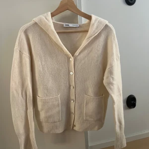 Beige kofta - Mysig beige kofta från Zara med huva och knappar framtill. Koftan är i bra skick! 💗