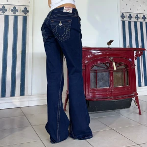 True religion jeans - Mörkblå Trueys, låg midja & bootcut🩷midjemått 87cm & innerben 85cm (stora på mig, håller upp på bild)🩷jag är 165. Obs första två bilderna visar färgen bäst. 