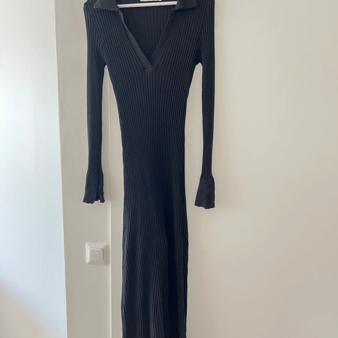 Svart ribbad långklänning med v-ringning - 1