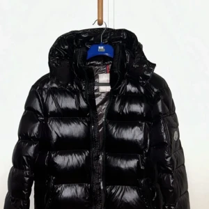 Moncler jacka - säljer min Moncler maya då jag har mer användning av andra jackor jag kan använda till nytta. skriv för flera bilder, passar på killar o även tjejer, pris kan diskuteras, ett hål på ärmen med tejp för men jackan e hel annars ramlade på voi när jag va full 
