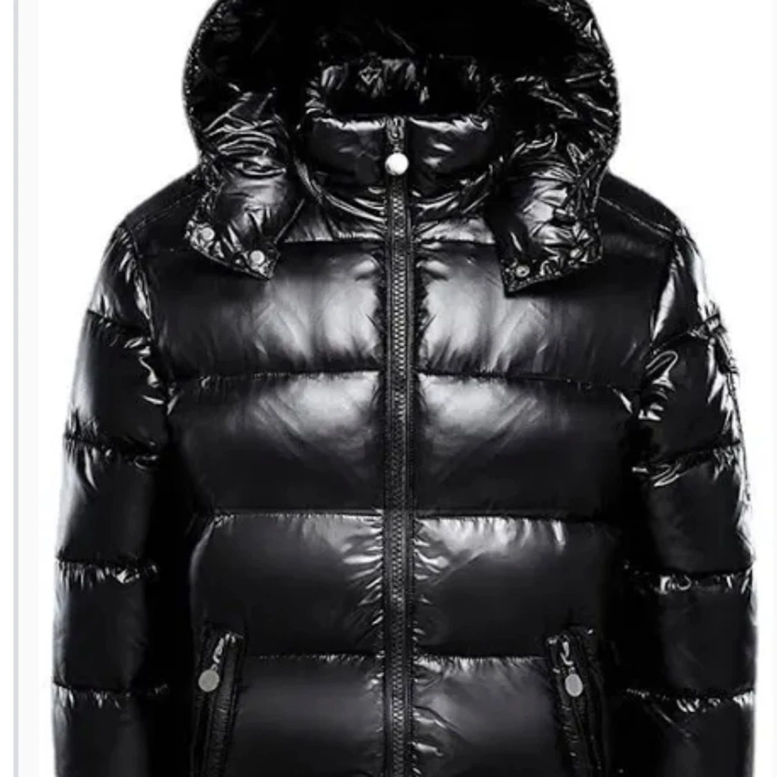 Svart pufferjacka med huva