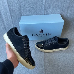 Lanvin skor  - Säljer ett par Lanvins som är i storlek UK 7 men sitter som 42! Bara skorna medföljer vid köp! Hör gärna av dig om du har frågor! 