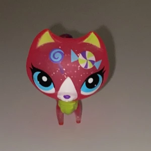 Littlest Pet Shop figur - Little pet shop godis katt ! Jag har sett andra sälja denna katt för ganska mycket pengar, så jag tänkte också prova eftersom att denna har samlarvärde! Jag är dock öppen för förslag på priser! 🫶🏻