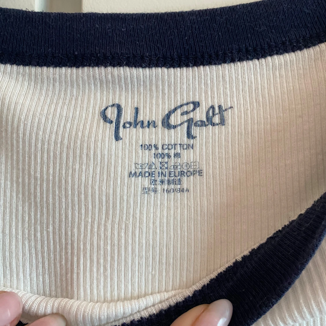 Vit och marinblå långärmad tröja med tryck från John Galt - 1