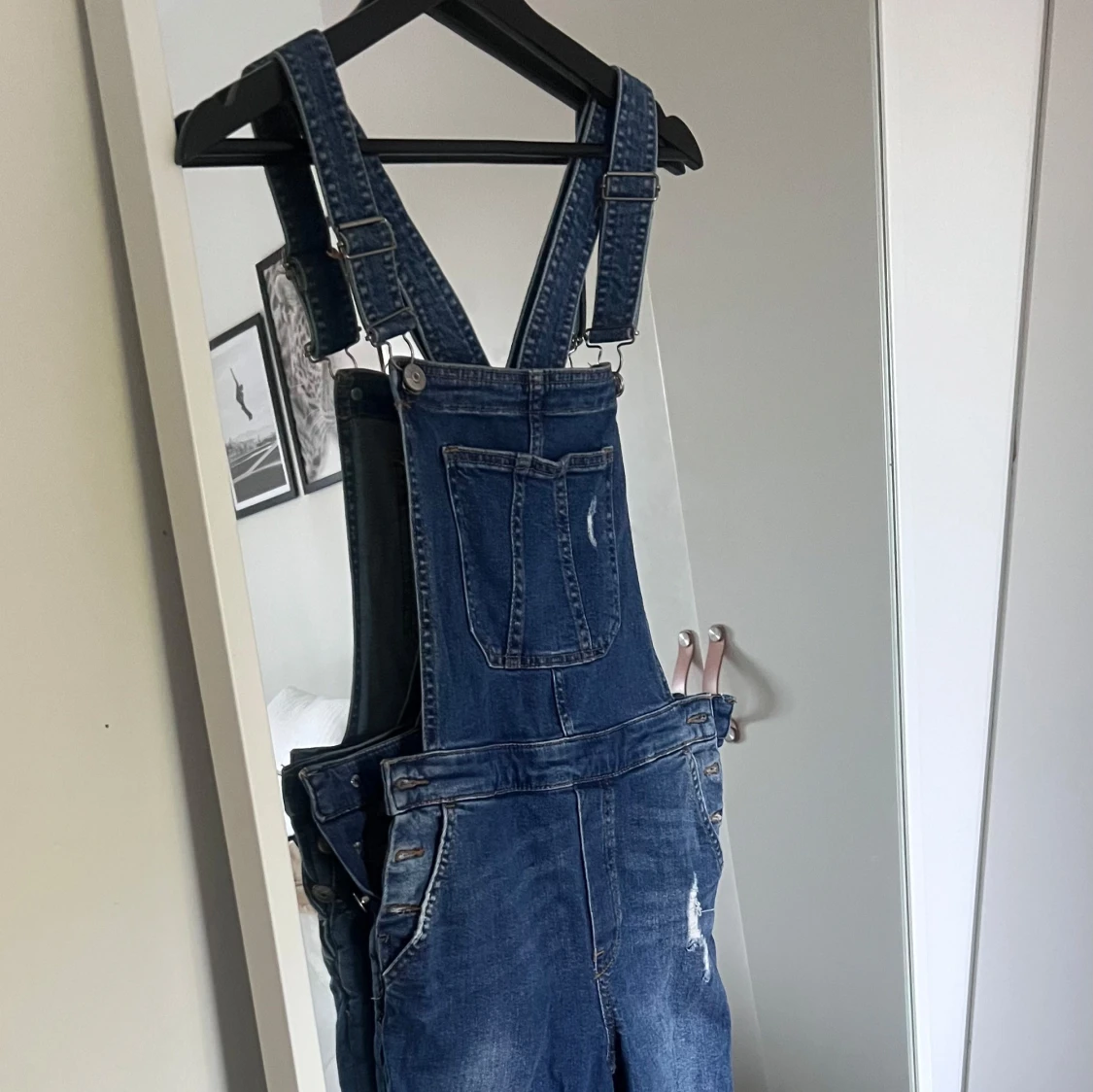 Blå denim hängselbyxor från H&M - 1