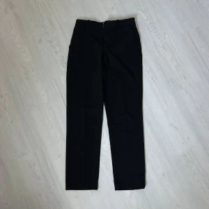 Svarta kostymbyxor från Mango  - Klassiska svarta kostymbyxor från mango med normal passform och raka ben, andvänts ett fåtal gånger. 