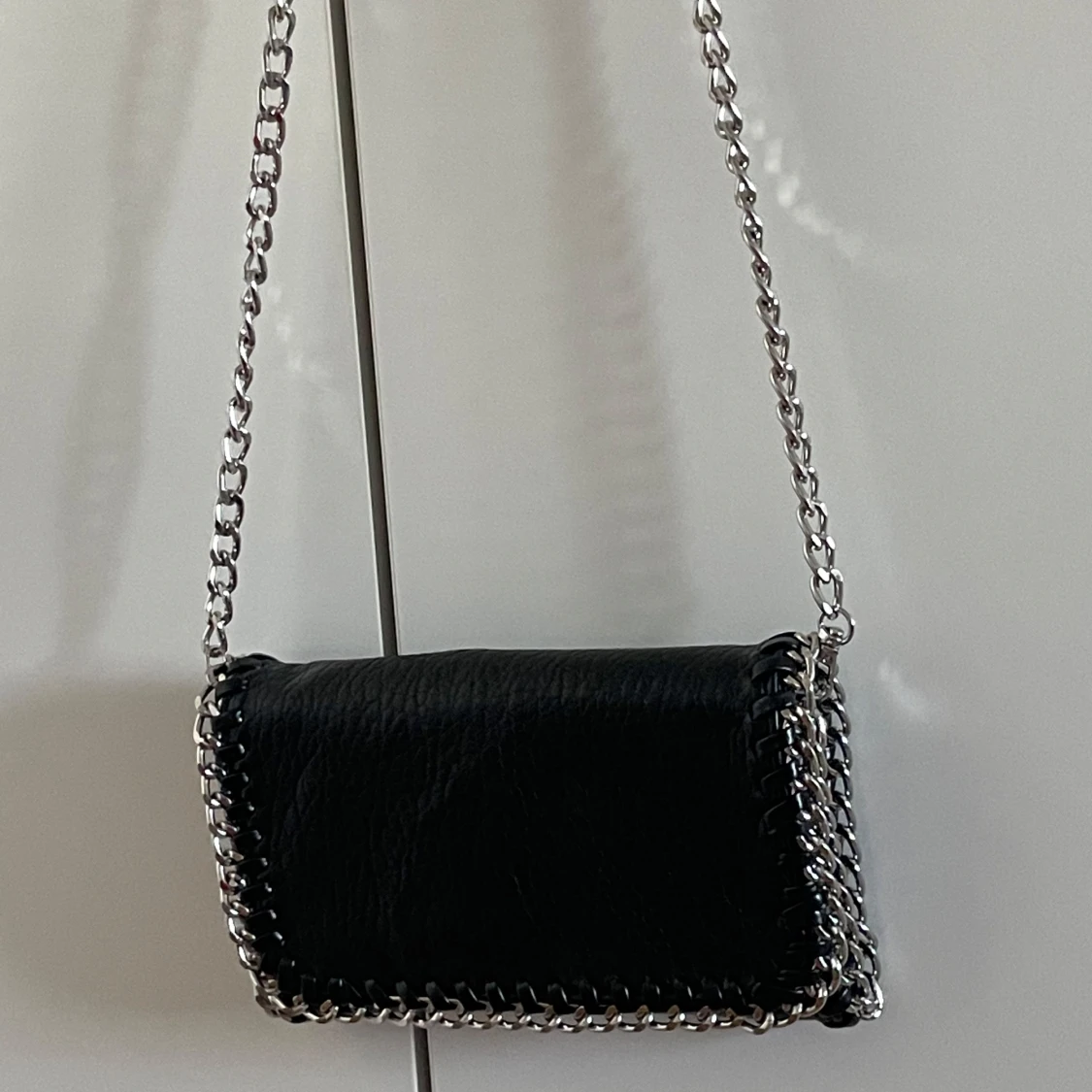 Svart axelväska med kedja från Tiamo