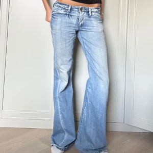 Lowwaist bootcut jeans  - Så sjukt snygga lågmidjade utsvängda bootcut jeans med jätte najs snygga fickor där bak🙌🏿❤️