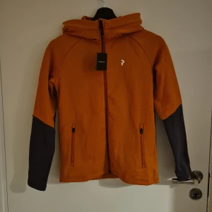 Peak Performance zip up - Helt ny Peak Performance zip up med alla lappar kvar i storlek 160cm, bara testad på 1 gång plus orginal förpackningen finns kvar. Nypris 1500kr mitt pris 600kr. Pris ej hugget i sten. Har du någon fråga så tveka inte.