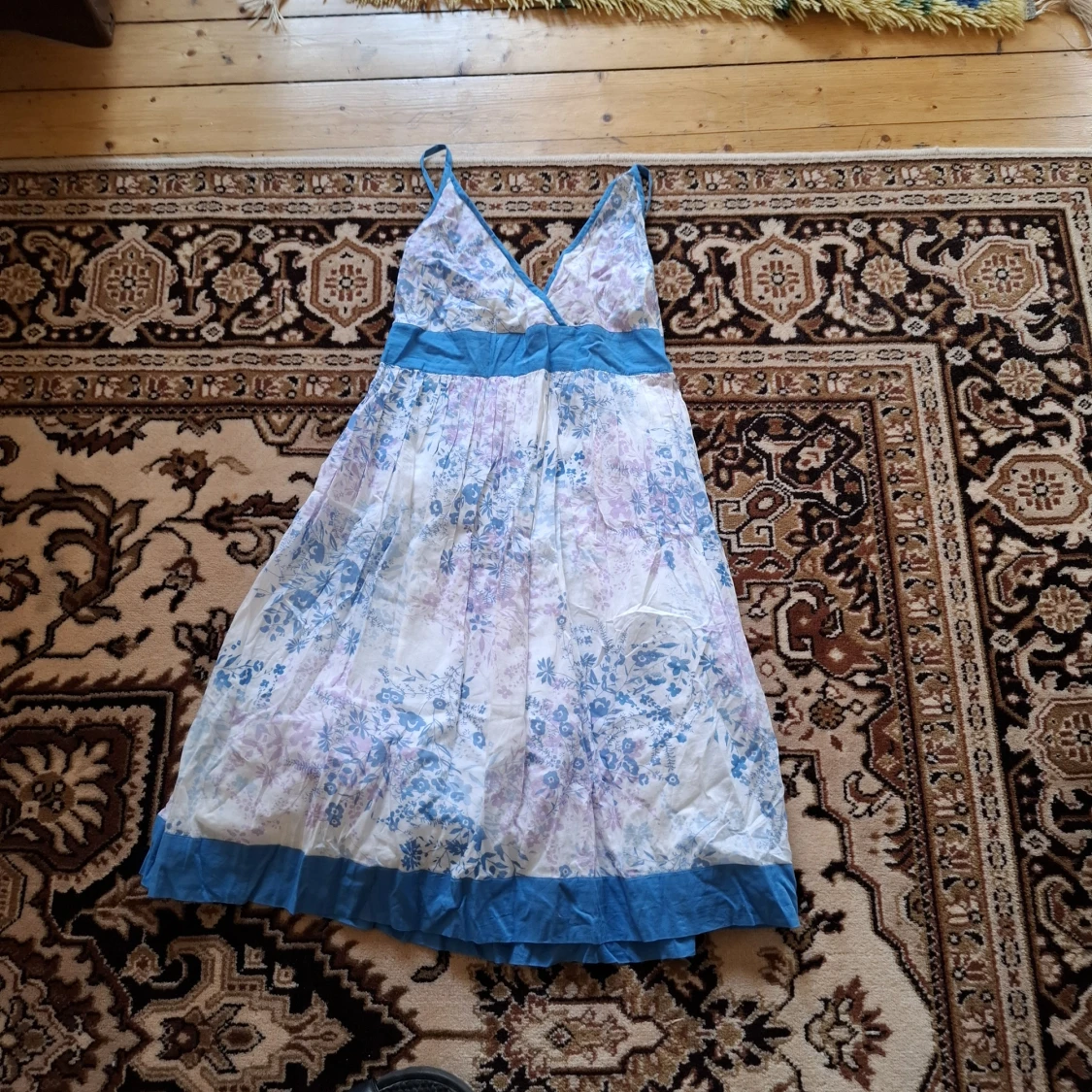 Blommig sommarklänning med blå detaljer