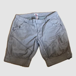 Y2k shorts - Y2k vintage shorts cargo med dragkedjor blixtlås och fickor