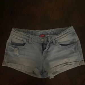 jeansshorts - jättesnygga lågmidjade vintage jeansshorts, är i storlek 36 men skulle säga att dom passar xs-s!💞säljer då dom är för små! Ungefär 37.5 - 38cm i midjemått
