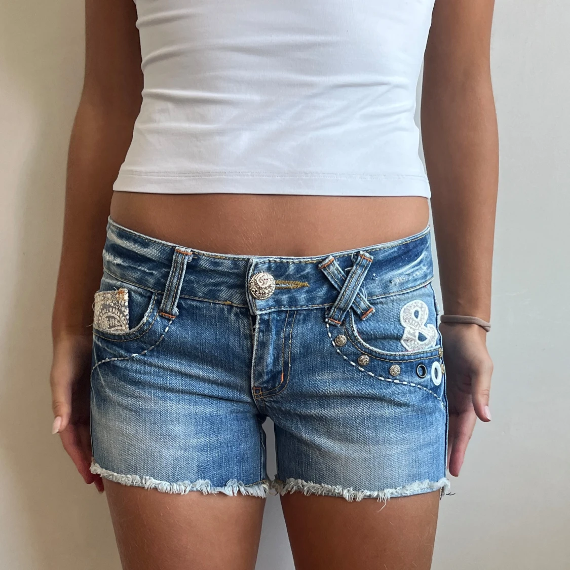 Jeansshorts med spets och nitar från Red Pepper - 4