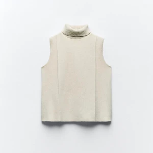 Zara topp - Säljer denna jättefina toppen ifrån Zara, materialet är lite ”mjukis” liknande och modellen är turtelneck utan armar💕använd 4 gånger  och säljer då den inte kommer till användning, hör gärna av dig om frågor eller fler bilder💕