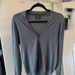 Grå kofta från Massimo Dutti - Säljer en stilren grå kofta från Massimo Dutti. Koftan är i väldigt bra skick och storleken är S.