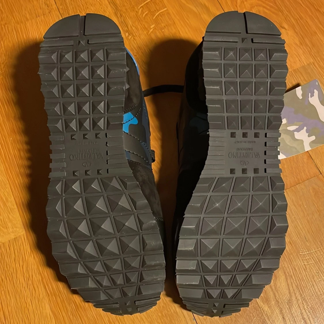 Valentino Garavani Rockrunners med unik blåsvart färg - 90