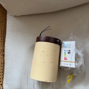 Taklampor  - Säljer 2 stycken super fina taklampor i beige Sten och valnöt, helt nya glödlampor med följer. Lamporna är oanvända och inköpte för 3000kr. Hämtad i Hammarbyhöjden eller möts upp. 