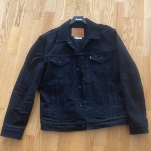 Svart jeansjacka från Levi's - Knappt använd