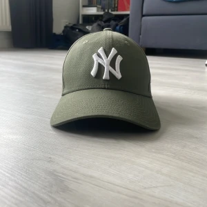 Grön New Era Keps - Nästan helt oanvända grön New Era keps, säljer för den aldrig blivit använd kom gärna med bud