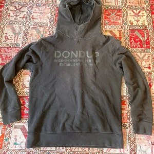 Dondup hoodie - En tvär fet Dondup hoodie • Storlek M - sitter på riktigt snyggt! • Super bra skick •  Säljer denna för endast 499kr! • Skriv vid minsta fråga eller fundering!🙌🤗