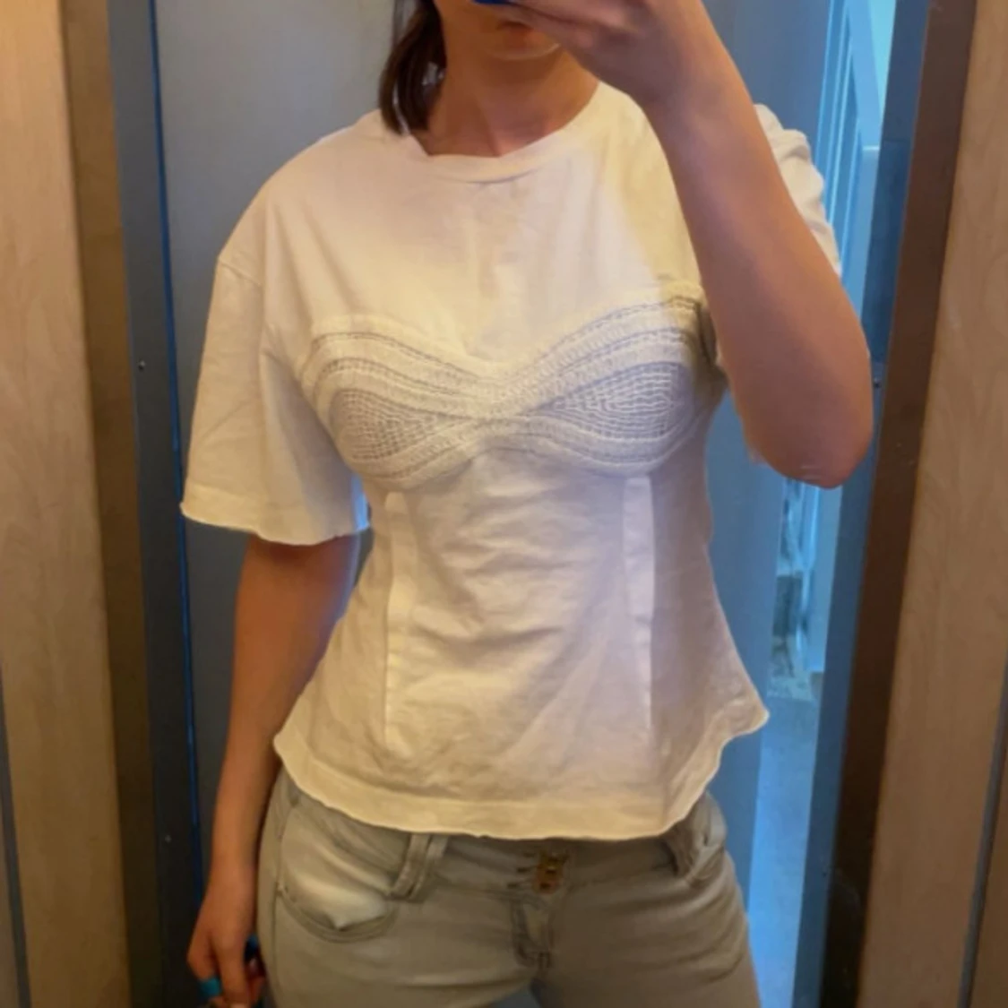 Vit t-shirt med virkad detalj - 1