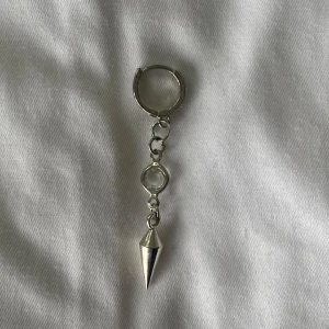 Silverfärgat örhänge med konformad hängande detalj - Säljer 1 silvrigt örhänge❤️