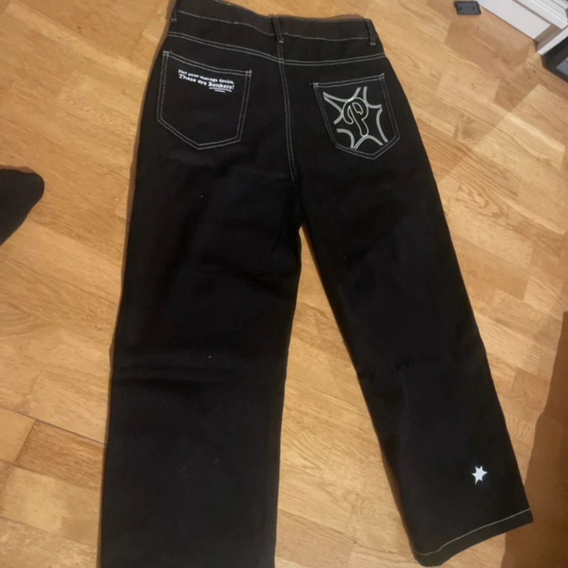 Svarta jeans contrast stitching tryck