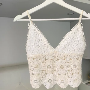 Spetsigt linne från Zara - Ett superfint linne från Zara i storlek S. Anstånd enstaka gånger, inga defekter. Justerbara band. Köparen står för frakten, inga returer. 🌸