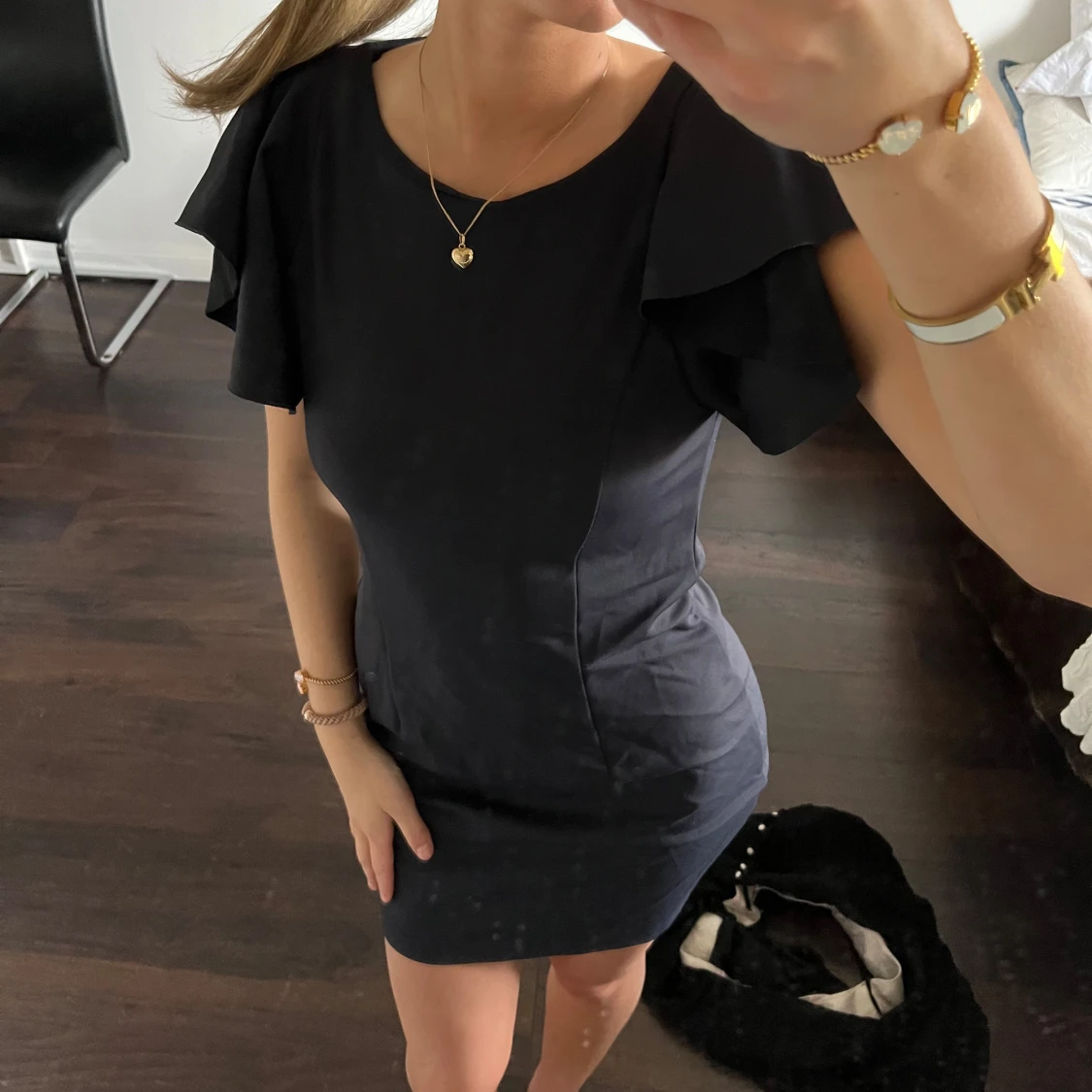 Marinblå kortklänning med volangärmar