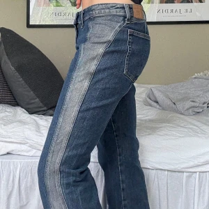 Tvåfärgade jeansbyxor från Weekday - Så snygga o unika jeans från weekday! Rätt slitna där nere så därav priset!💞 Jag är 165 o har s o de sitter perfekt! De är storlek 29