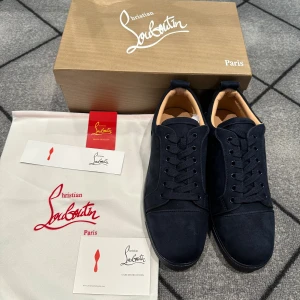 Christian Louboutin - Säljer ett par Christian Louboutin. Skorna är mörkblåa och perfekt nu inför sommaren! Allt i bilderna ingår!