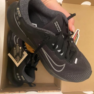 Nike Juniper Trail 2 GTX - Säljer dessa perfekta hiking shoes från Nike. De är helt oanvända och är anpassad för all sorts av väder. Tveka inte att skriva om du har frågor💗