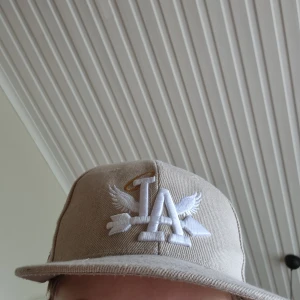 Beige LA keps med broderad logga - Säljer en beige keps från La den är väldigt skön. Pris kan sänkas