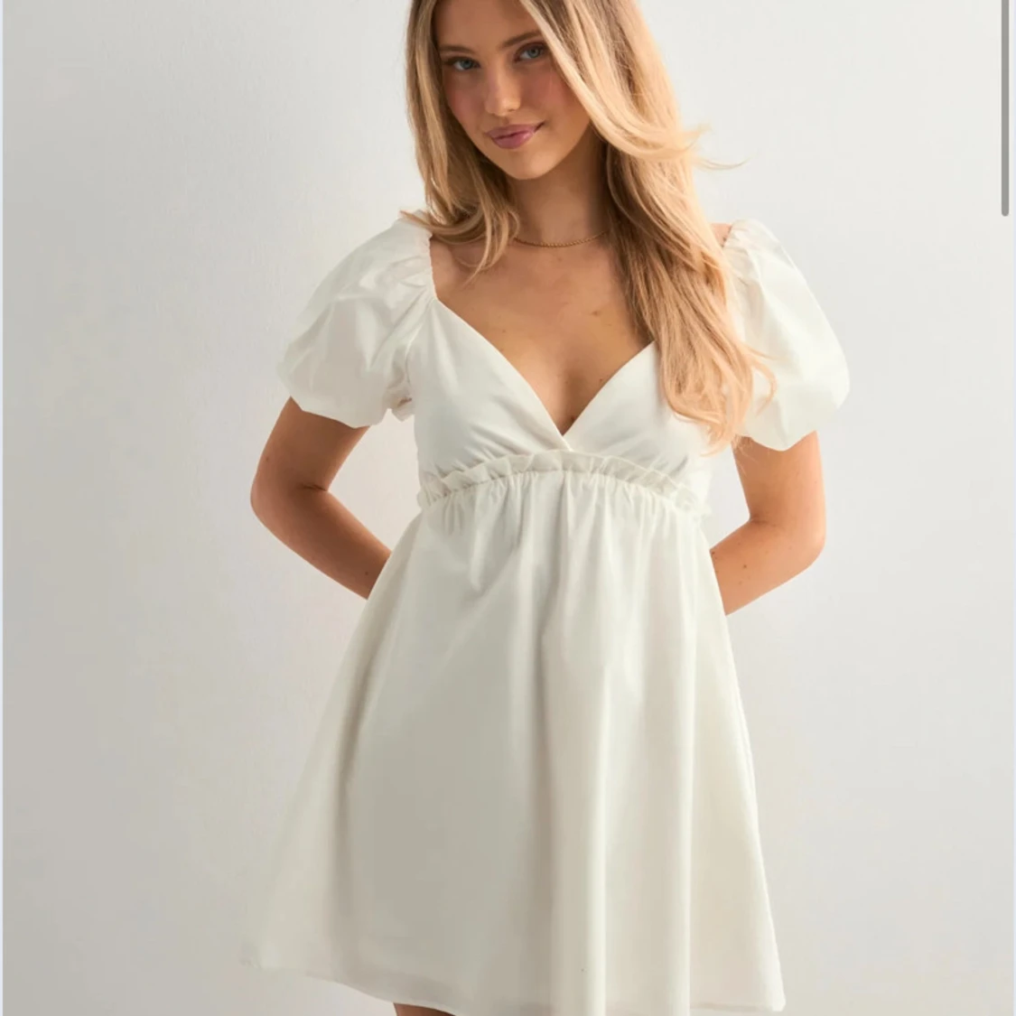 Vit kortklänning med puffärm - 3