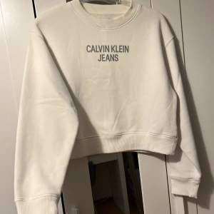 Vit sweatshirt från Calvin Klein Jeans - Strl s. Väldigt bra skick funkar dam och herr!