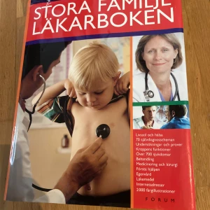 Stora familje läkarboken - En omfattande läkarbok med över 2000 färgillustrationer. Perfekt för dig som vill veta mer om kroppens funktioner, sjukdomar, egenvård och behandling. Innehåller tips om friskvård, läkemedel och medicinska råd för hela familjen.
