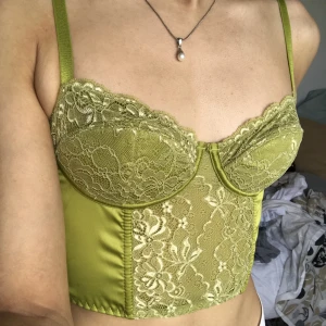 Grön korsetttopp - Så vacker korsett topp i strl S från UO! Fint skick o unik💚