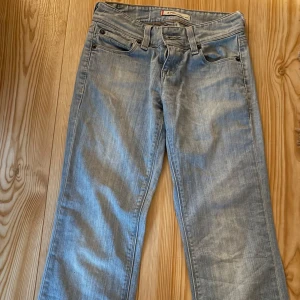 Lågmidjade Levis jeans - Superfina Lågmidjade jeans. Passar någon som är runt 155-160. Kan sänka priset vid snabb affär💞
