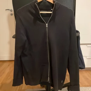 Marin blå full zip från Only & Sons - En marin blå full zip från Only & Sons i storlek S, en tröja som är perfekt för sena sommarkvällar o vårdagar. Skicket är det inga fel på