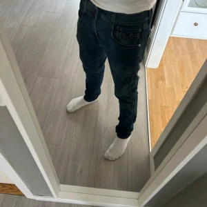 Replay ambass jeans  - Säljer ett par klassiska blå jeans från Replay med normal passform och raka ben. Jeansen har fem fickor, snygga sömmar på bakfickorna och en läderpatch med Replay-logga i midjan. Perfekta till vardags och lätta att matcha med det mesta.