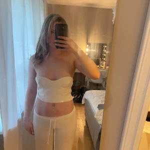 söt topp från zara  - säljer denna supergulliga topp från zara med knytning i ryggen, man kan sätta snöret ett snäpp ner till, färgen är mer vit / creamfärgad 