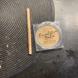 Technic Foundation Balm & Technic Eye Opener Pencil - Testat båda EN gång, köptes i torsdags!Säljer en Technic Foundation Balm i nyansen Oatmilk, en krämig foundation som ger full täckning och naturlig finish. Medföljer gör Technic Eye Opener Pencil/kajal för en piggare blick. Perfekt kombo för en fräsch bas och öppna ögon. Säljer för den inte är i min färg!💕