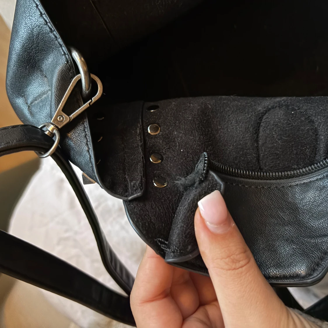 Svart axelväska med nitar - 3