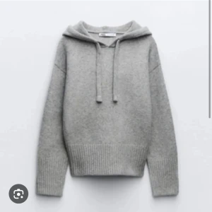 Populär stickad tröja från Zara - Säljer min stickade luvtröja från Zara då jag tyvärr inte har användning av den längre. Inget fel på den, bra skick. Storlek: S💓slutsåld på Zaras hemsida!