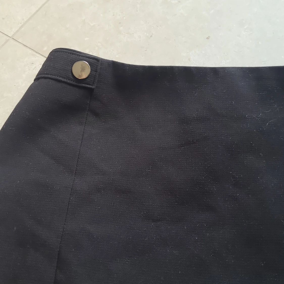 Svart kortkjol från H&M med knappar - 1