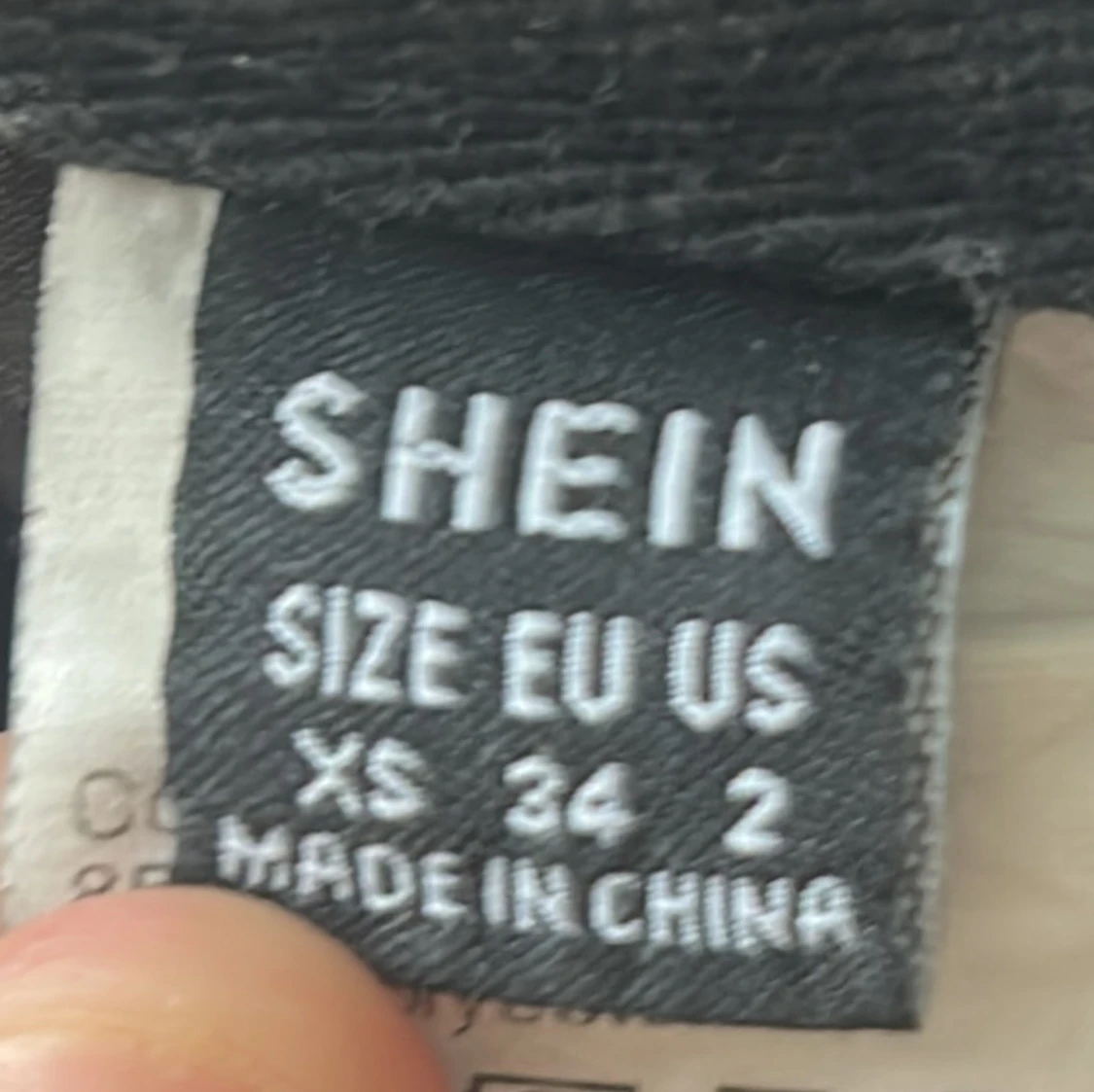 Svarta jeansbyxor från SHEIN - 1