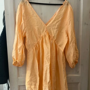 Sommar klänning - Sommarklänning / strandklänning i jätte fin färg. Den ser mer peach färgad ut i verkligheten💕
