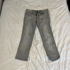 Grå Levi's 513 jeans  - Ett par gråa Levi’s 513 i storlek 30/34. Köpta second hand och trodde att de var i herrstprlek, men de är alldeles för korta så jag tror att de är i barnstorlek. De sitter mycket mindre än 30/34 iallafall. Annars är byxorna i fint skick. 