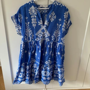 Mönstrad klänning - Jättefin mönstrad klänning från Zara! Använd endast någon enstaka gång💙